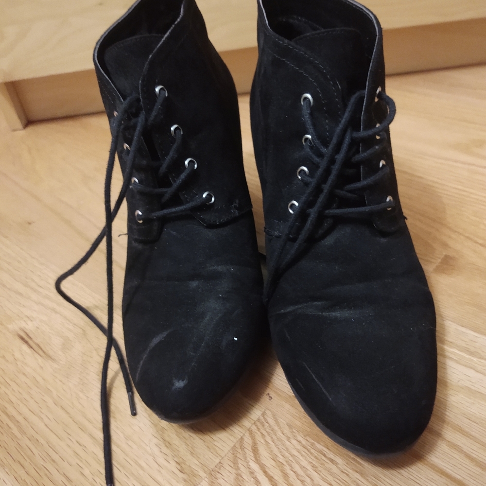 Black wedges
